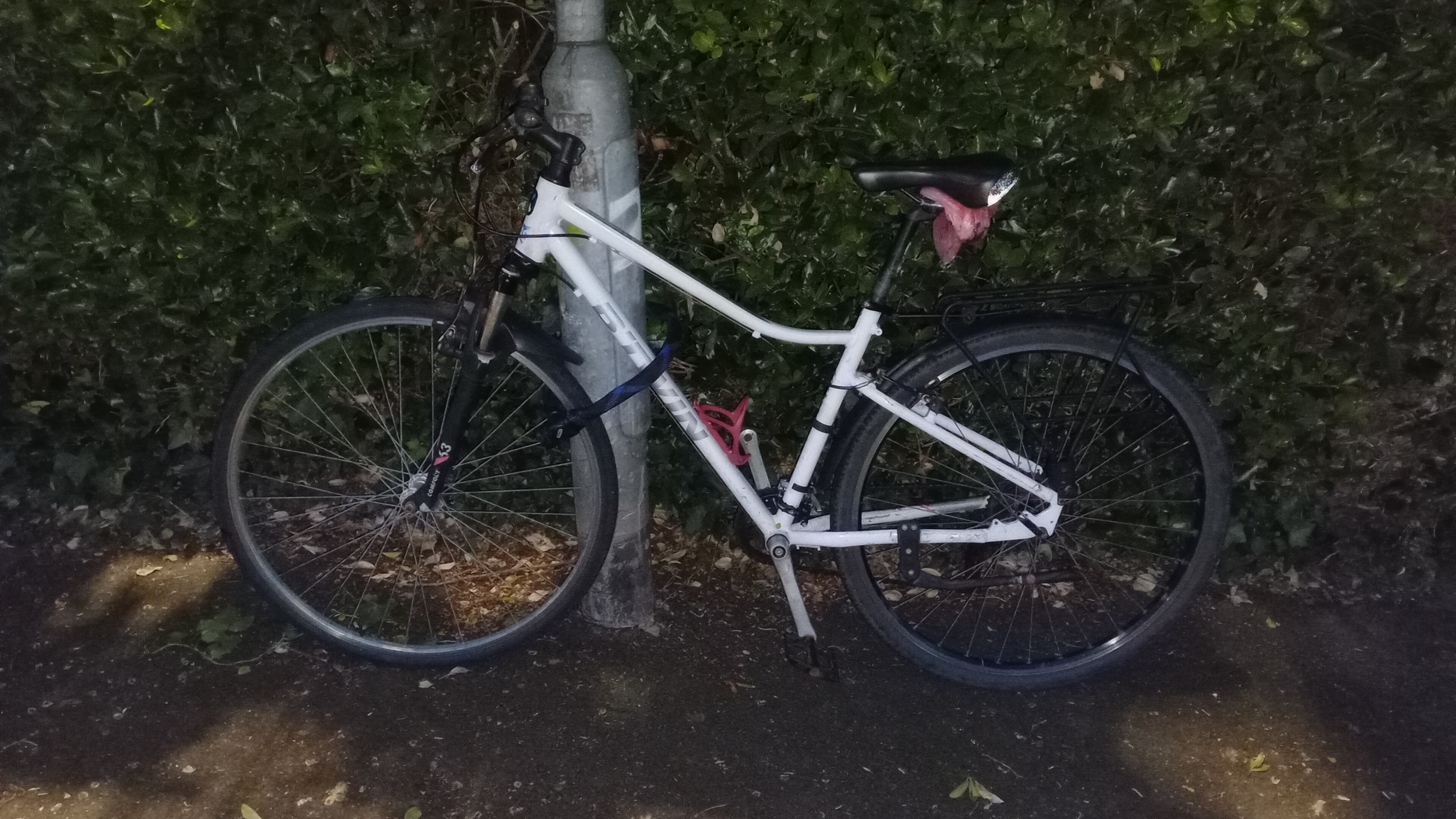 Una bicicleta bloqueada en un poste de luz 